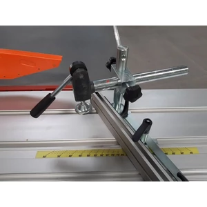 Robland Riglă unghiulară  cu clemă excentrică de fixare a piesei de prelucrat. Robland Riglă unghiulară  cu clemă excentrică de fixare a piesei de prelucrat.